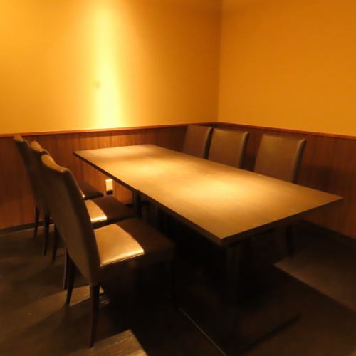 【提供各种桌席】 备有4人座和6人座的桌席,推荐团体用餐。