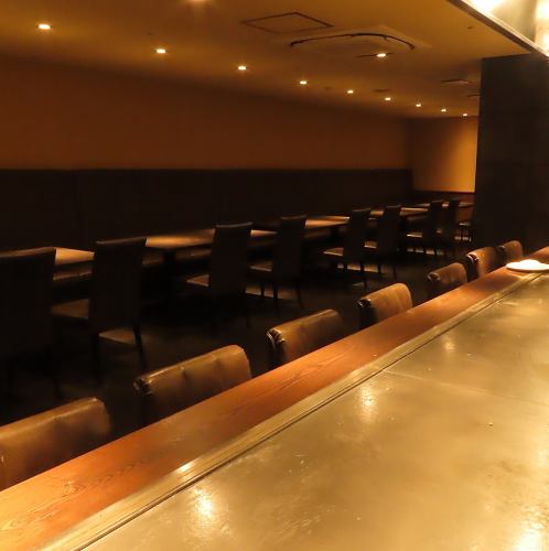 店内灯光温暖,气氛宁静