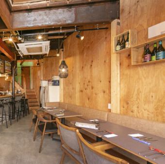 木製のぬくもりのあるテーブル席でごゆっくりお過ごしください。デートからご接待、各種宴会など幅広くご利用ください。