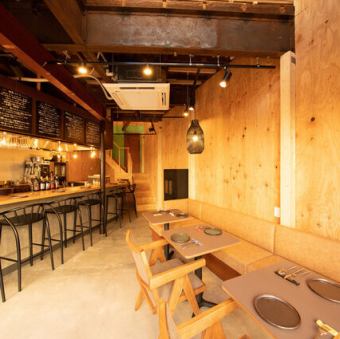 サク飲みにオススメ！ライブ感満点のカウンター席は、絶妙なタイミングでお食事やお飲物をご提供させて頂きます！