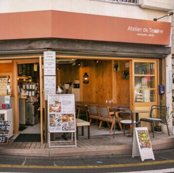 静かで落ち着いた雰囲気の景色が綺麗なテラス席はデートや女子会などにもピッタリです！ご予約ですぐに埋まってしまう大人気のお席となっております。