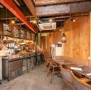 木の温もりを感じる店内には、お一人様も大歓迎のカウンター席と、様々なシーンで活用できるテーブル席、ゆったりと寛げるソファー席を完備♪また、1階はペット同伴も可能です◎お散歩途中など幅広い用途でご利用ください！