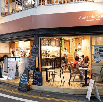 豪徳寺駅より徒歩1分の場所に佇む【atelierdeterrinemaisonokei】。築70年の古民家をリノベーションした当店は、懐かしさと新しさが融合した居心地の良い空間です。大切な方々と共に至福のひと時をお楽しみください！