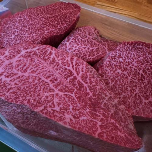ひらまつ牛のクリミ (A5の10番)

【クリミ】は、牛の肩から腕にかけての部位「ウデ（腕）」の中に含まれる希少部位のひとつです。
特に肉質が良い部分

こちらも数量限定限定なので是非この機会に。

#yakibeef 
#fukuoka 
#福岡グルメ 
#北九州
#門司 
#テイクアウト 
#黒毛和牛 
#ひらまつ牛 
#ハンバーグ
#カレー 
#デミグラスハンバーグ 
#ステーキ 
#黒毛和牛 
#弁当 
#foodstagram 
#beef 
#肉 
#lunch 
#ランチ
#肉の日
#限定 
#食スタグラム
#29の日
#やきびいーふ 
#yaki
#beef