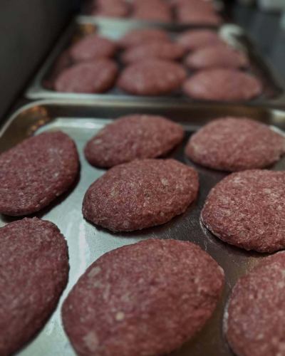 当店の自慢の石焼ハンバーグは、手ゴネにこだわっています。
もちろん玉ねぎも国産にこだわり、時期で北海道産、淡路島産と使い分けております。

#yakibeef 
#fukuoka 
#福岡グルメ 
#北九州
#門司 
#テイクアウト 
#黒毛和牛 
#ハンバーグ
#カレー 
#デミグラスハンバーグ 
#ステーキ 
#黒毛和牛 
#弁当 
#foodstagram 
#beef 
#肉 
#lunch 
#ランチ
#肉の日
#限定 
#食スタグラム
#29の日
#やきびいーふ 
#yaki
#beef