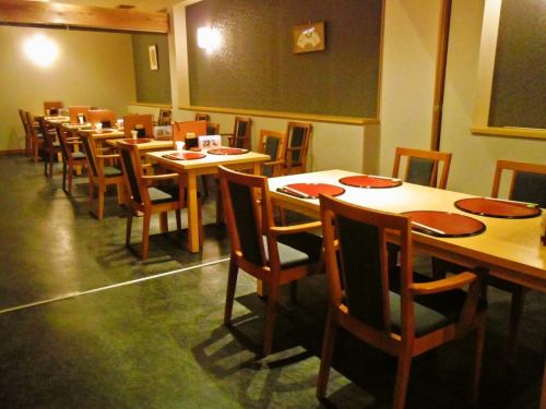 <p>ロールスクリーンで半個室に分けて利用できる1Fのテーブル席。マダムの集まりや女子会にオススメ。</p>