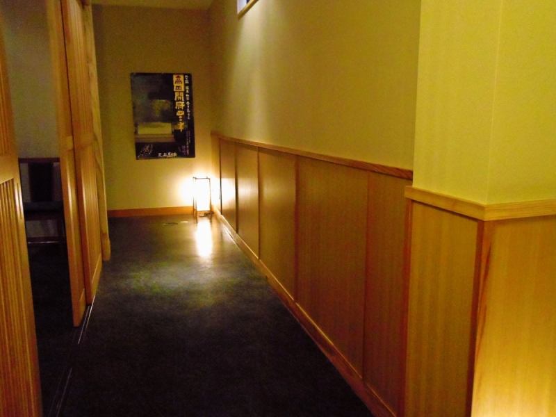 エントランスから入ってすぐの廊下。町屋の造りを活かした内装は日常から離れてリラックスできる空間。