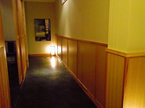 <p>エントランスから入ってすぐの廊下。町屋の造りを活かした内装は日常から離れてリラックスできる空間。</p>
