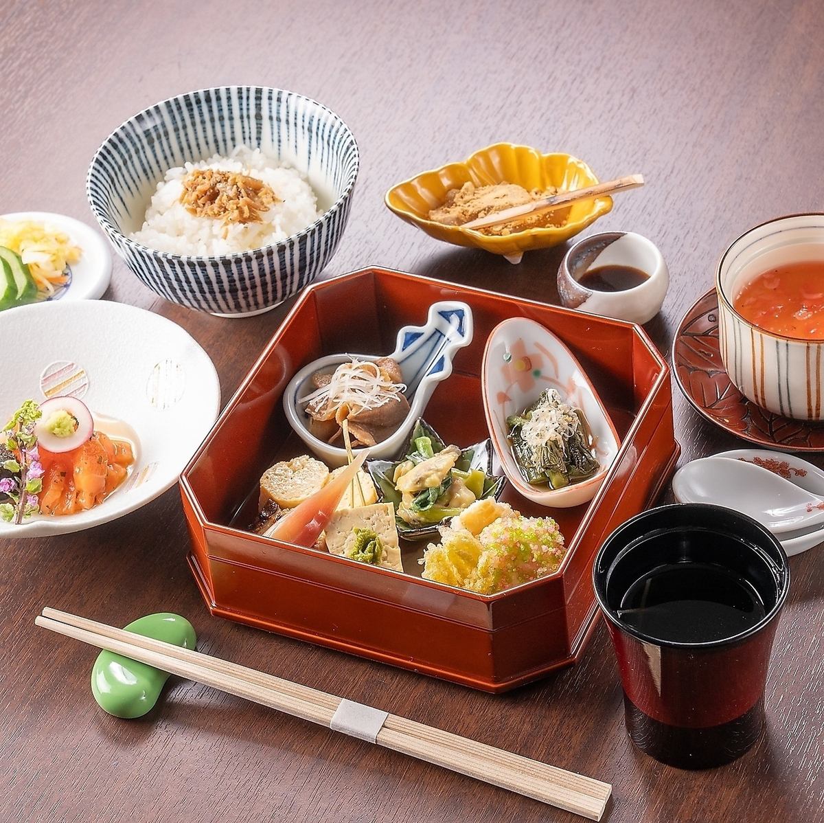 女性に人気の甘味付きランチ。会社関係のお昼にもおすすめです。
