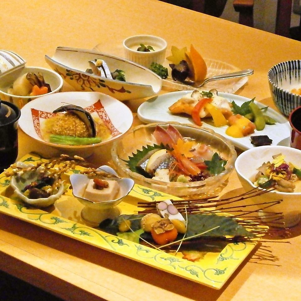 四季の高級食材を含んだ特別なお料理は接待にも人気です。