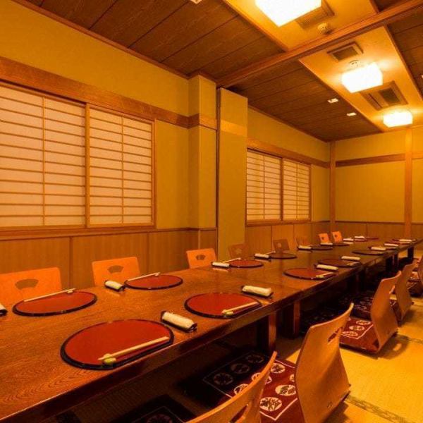 和の情緒あふれるお座敷席は、最大20名様まで収容可能。中央で仕切ることもできるので、人数に合わせた個室としてご利用いただけます。また、足元ゆったりの掘りごたつ席は8名様～10名様まで対応。お子様連れのお祝い事でも、周りに気兼ねなく安心して過ごせると好評です。