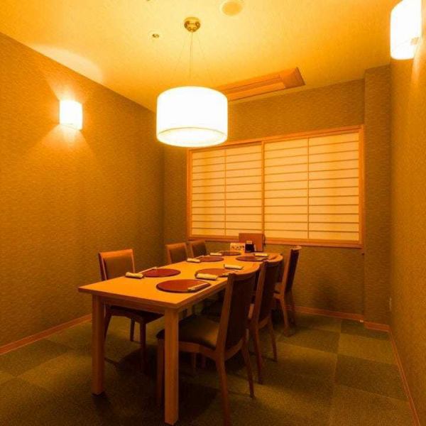 プライベート感のある6名様までの個室テーブル席や、最大20名様まで対応可能な広々としたテーブル席をご用意しております。和モダンで落ち着いた雰囲気の空間は、接待や大切な会食にぴったりです。テーブル席なので、お履物を脱ぐ手間がなく、足腰に不安をお持ちの方でも安心してご利用いただけます。