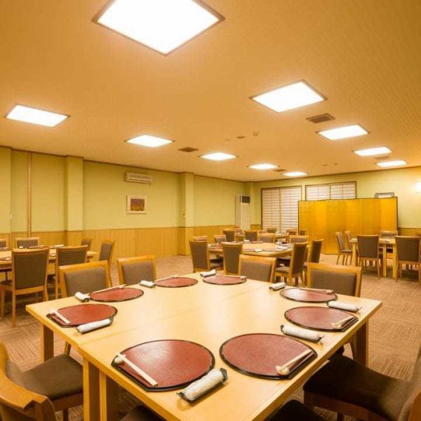 企業様のご宴会や地域の大きな集まりなど、大人数でのご宴会には最大50名様まで対応可能なテーブル席の宴会席をご案内いたします。広々とした空間で、全員の顔が見渡せる一体感のある宴会が叶います。大型の集まりでも、テーブル席なら移動もスムーズで快適です。まずはお気軽にご相談ください。