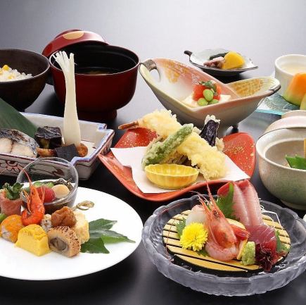 享用时令八道菜怀石料理套餐，仅需4400日元——宴会及晚宴的理想之选。