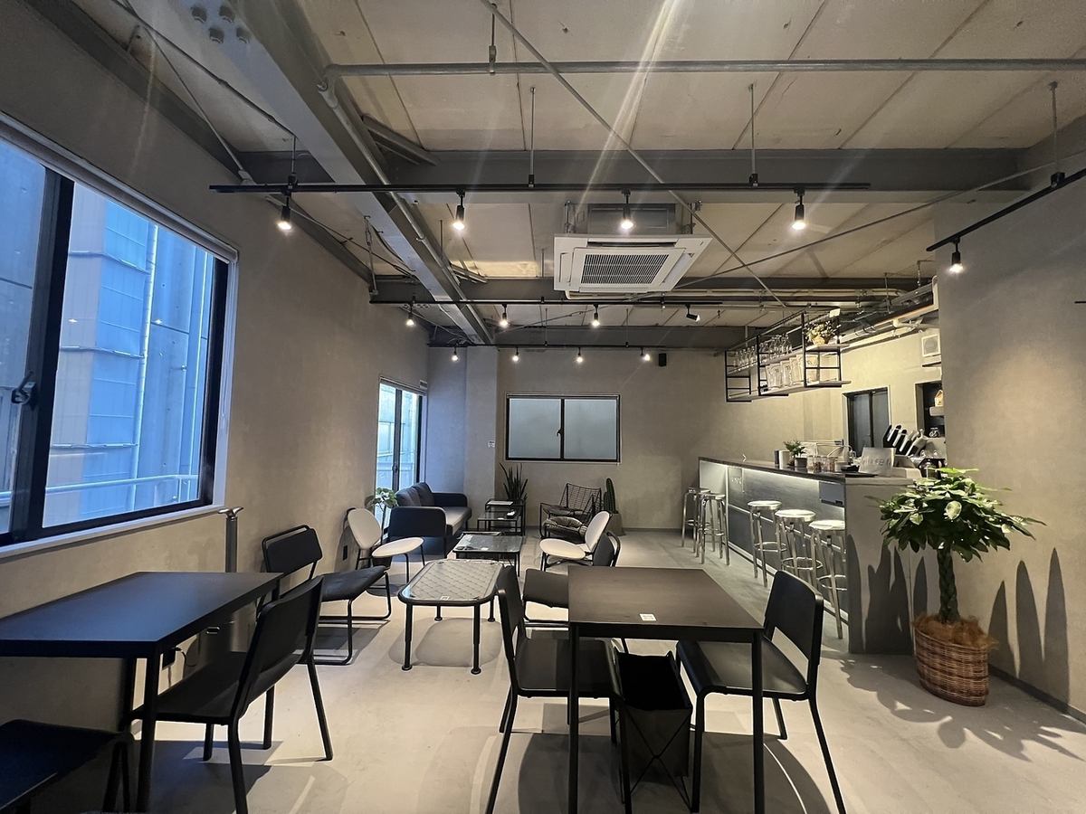 落ち着いた雰囲気で、特別な時間を♪駅近にある隠れ家的モダンカフェバーへ。