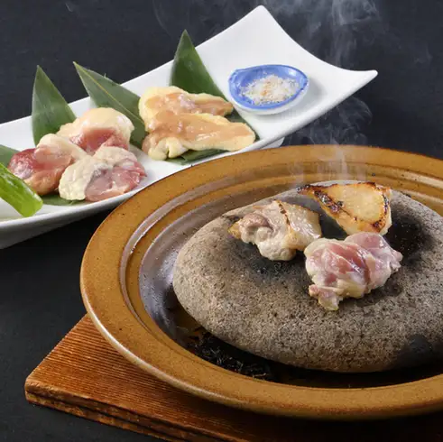 源自小牧！一家人氣餐廳，您可以在這裡品嚐到正宗的“名古屋純種交配雞”和“炭烤鰻魚”。請盡情享用我們美味的名古屋交配雞！