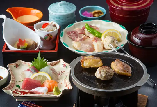 【Kanawa 的招牌菜】“名古屋烤雞套餐”，選用名古屋烤雞，在滾燙的石頭上烤製而成，熱氣騰騰。