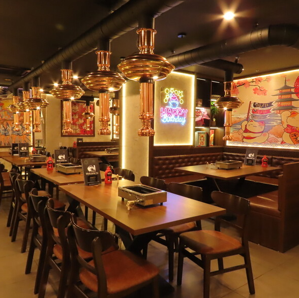 【オシャレなBGMが流れるSNS映え空間♪】オシャレなBGMが心地よく響き渡る広々とした店内。入口には光るチャミスル冷蔵庫、フロアはネオンライトが光り、SNS映えばっちりの空間が広がっております♪4・6・12名様用の各テーブル席にはロースターと換気ダクトを設置しており、煙や臭いを気にせずお食事が可能です!