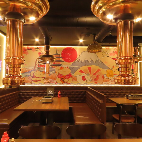 【ゆったりソファ席も◎】ゆったりとしたソファ席が飲み会にピッタリ!30名様以上から貸切のご予約もお受けしています!飲み放題メニューはもちろん、お酒にピッタリのおつまみも充実しています!気軽な飲み会からデート、女子会まで幅広くご利用ください!