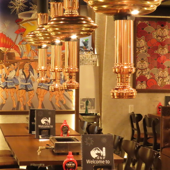 【駅チカの好立地♪】当店は栄町駅から徒歩3分の好立地♪トータル50席ほどございますので大人数での宴会も大歓迎!オシャレなBGMが流れる広々とした空間にはテーブル席を完備◎