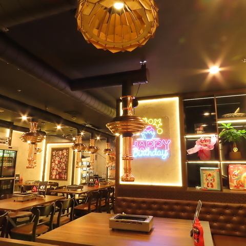 ネオンが映える店内で