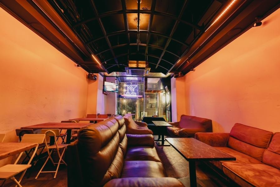 ダーツが楽しめる、ワイワイ楽しく遊べる雰囲気の店内。テーブル席、カウンター、ソファー、など様々なお席をご用意しております。20名様～貸切も可能なので、大人数でのパーティーも、お気軽に店舗までお問い合わせください。