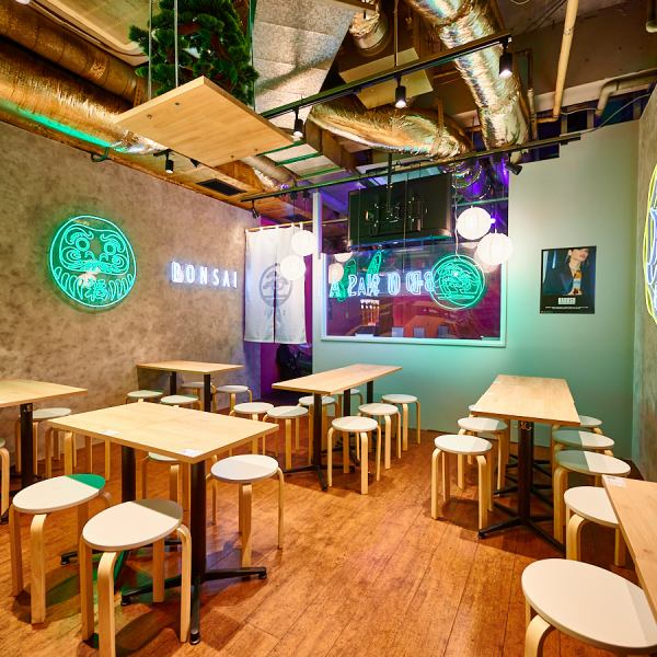 【渋谷駅から3分アクセス良好】肉横丁のネオ×和風創作居酒屋！写真映えする電飾と木を基調とした和モダンな店内。肉横丁の奥にある当店は、他のお店からも見えにくく、落ち着いた雰囲気のため、ゆったりとお寛ぎいただけます。渋谷での宴会や、接待、女子会におすすめです！《宴会/合コン/女子会/歓送迎会/忘年会/新年会》