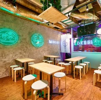 渋谷駅から3分のアクセス良好な立地にNewOpen!開放的かつ清潔感のある店内は温かみのある電飾や木を基調とした和モダンな店内。2名様用~ご用意しており、ゆったりとお寛ぎいただけます。渋谷での宴会や、接待、女子会におすすめの空間を演出しております。