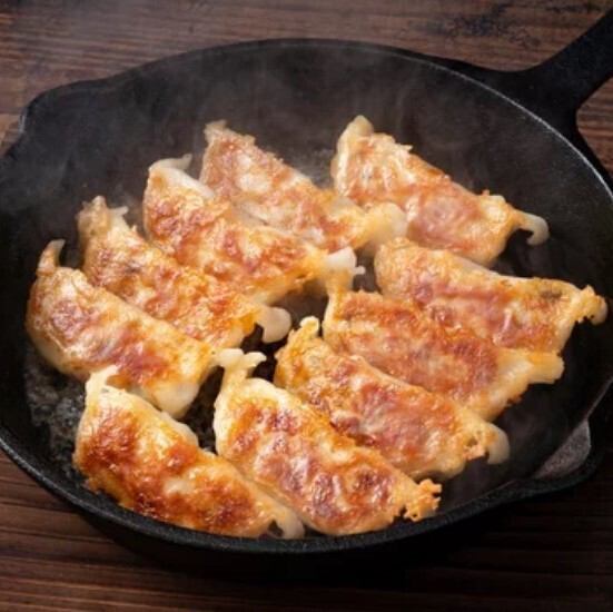 新メニュー★熱々鉄板餃子★ジュ～ッと音を立てて運ばれてくるアツアツ鉄板餃子！人気はチーズトッピング！