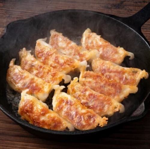 新メニュー★熱々鉄板餃子★ジュ~ッと音を立てて運ばれてくるアツアツ鉄板餃子!人気はチーズトッピング!