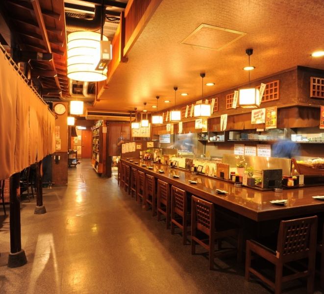 ゆったりしたカウンターでは、大きなしゃもじで料理がでてきます♪たまにはカウンター席もおすすめです！