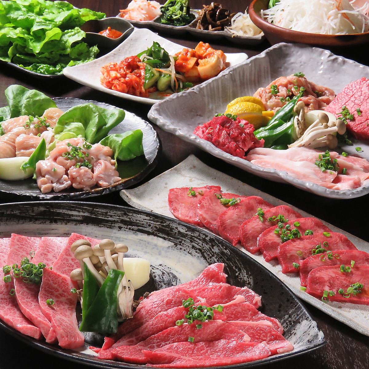 明るい雰囲気の店内で、厳選されたお肉を本格的な炭火でどうぞ♪