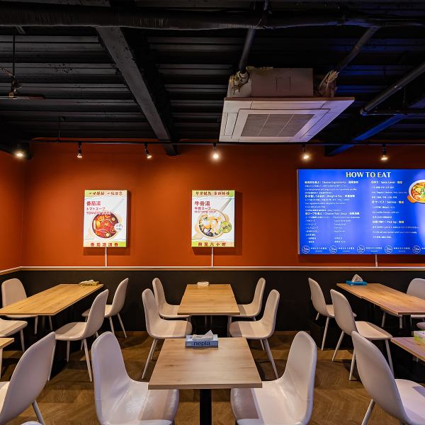 26名様まで対応可能な広々とした店内は、団体利用や宴会に最適です。広々とした店内は、貸切や大人数でのパーティー、ご宴会など、様々なシーンに対応可能です。