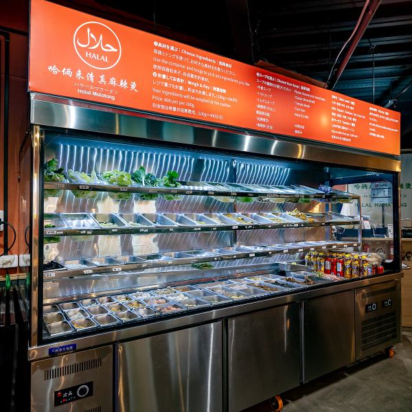 50種類以上の具材を取り揃えたセルフトッピングコーナー。ずらりと並んだ新鮮な具材を自由にお選びいただけます。目移りするほどの豊富なラインナップが自慢です。