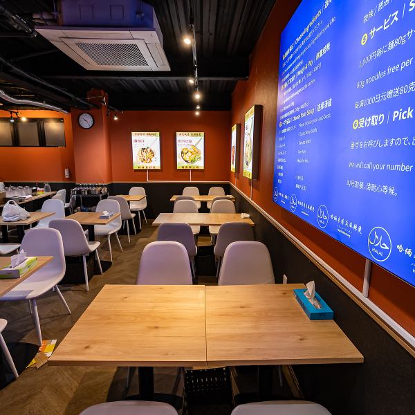 お一人様も大歓迎！ゆったり過ごせる清潔感のあるテーブル席 落ち着いた雰囲気の店内には2名掛けのテーブル席を完備。少人数やソロランチ・ディナーでも気兼ねなく過ごせます。