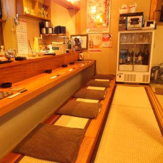 The digging counter seats are easy to stretch because you can extend your legs ♪ It is a space where you can relax alone!