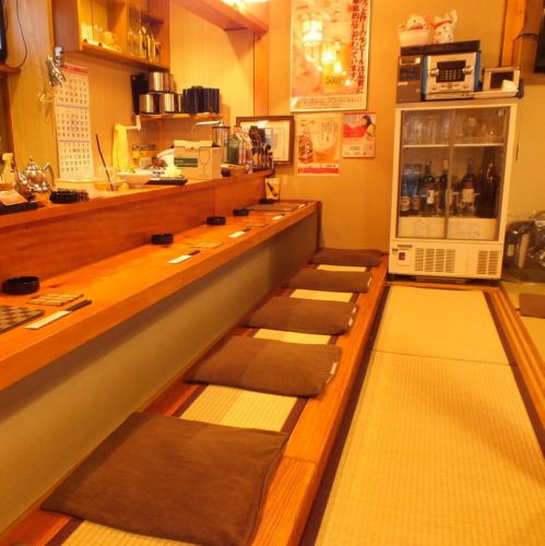 The digging counter seats are easy to stretch because you can extend your legs ♪ It is a space where you can relax alone!