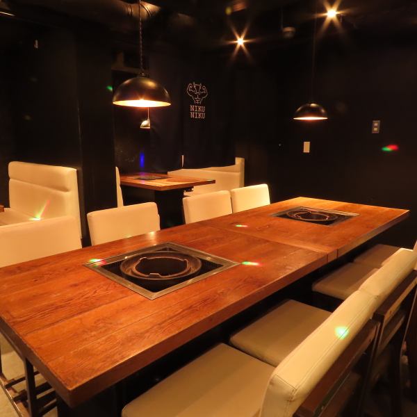 活気あふれるメインフロアには、広々としたテーブル席をご用意。マッチョなスタッフが各テーブルを回り、目の前で繰り広げる「生搾り」や軽快なトークを間近で楽しめます。SNS映えするお洒落な内装は、友人との食事や女子会にもぴったり。元気をもらえる明るい空間で、上質な肉と筋肉の共演をカジュアルに。