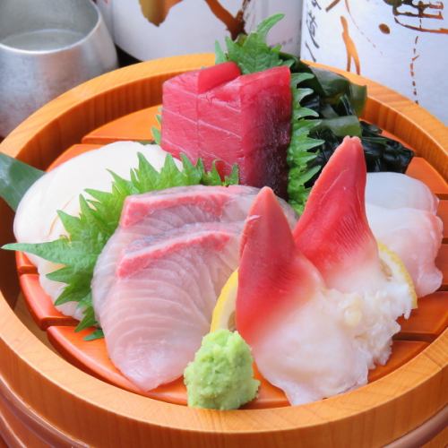 豊洲市場から毎日直送の新鮮鮮魚を使用した日替わりの【刺身5点盛り】