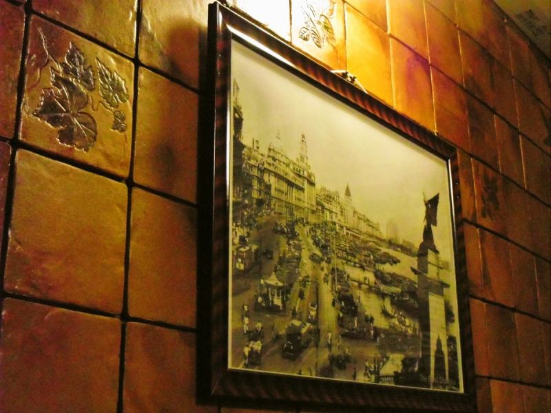 Good use of the interior, such as beautiful pictures and photographs of old Shanghai!