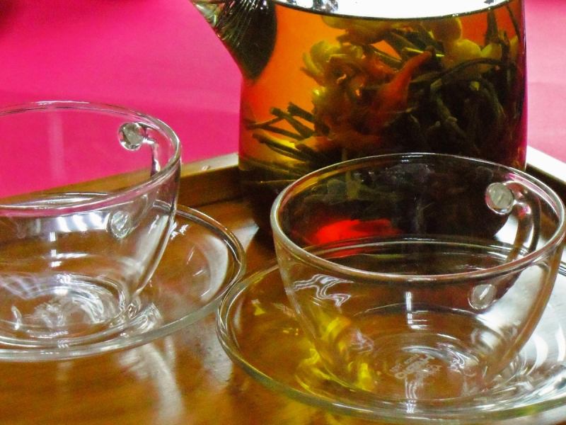本格中華料理ばかりでなく、本格中国茶を楽しめるのもポイントの一つ。美しく開く中国茶葉を堪能。