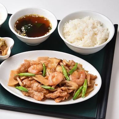 【平日限定のサービスランチ】一番人気！　イカ、海老、豚肉の炒め