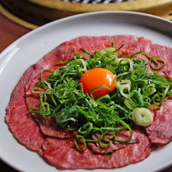 生肉好き必見！佐渡牛赤身刺しや和牛ユッケ、馬刺しなど生肉も豊富に揃っています。
