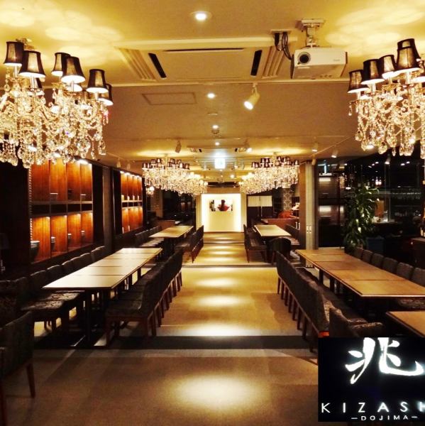[Conveniently within 5 minutes from Kitashinchi and Nishi-Umeda♪] We have a large banquet space! Have a company party or a meal with friends in a different atmosphere than usual.A private room with an impressive luxurious decoration♪ We have rooms of various sizes from 20 to 120 people.A spacious space with no pillars or blind spots, allowing you to see the entire area at a glance.It's easy to see the screen and entertainment from any seat, creating a sense of unity.