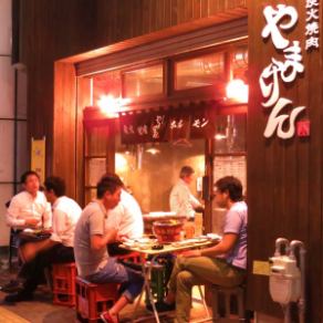 期間限定のテラス席(外にある普通の席です笑)で、夜風を感じながらBBQ気分で美味しい焼肉×ビールをお楽しみください♪活気ある店内と隣接しているので、やまけんの賑やかな雰囲気もそのままご堪能頂けます！！