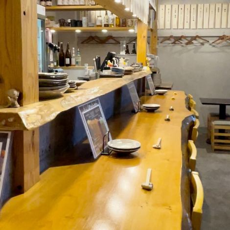 [Counter seats where you can enjoy a lively atmosphere] 12 counter seats.We hope you enjoy the live atmosphere and the service provided by our staff.Experience the lively atmosphere of a pub and the attentive and energetic service of our staff up close.