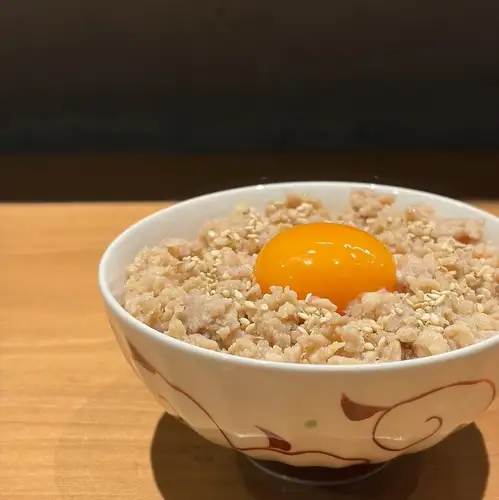 달걀 노른자 닭 소보로 덮밥