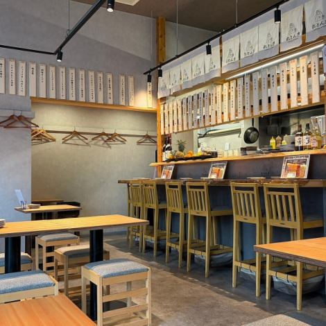 【大人数もOK!開放感のある空間】総席数は32席。明るく清潔感のある内装と、高い天井がもたらす開放感。大人数の宴会や貸切にも対応可能です!団体様向けにお得な飲み放題付きのコースもございます。リーズナブルにオシャレな大衆酒場で素敵なひとときを。