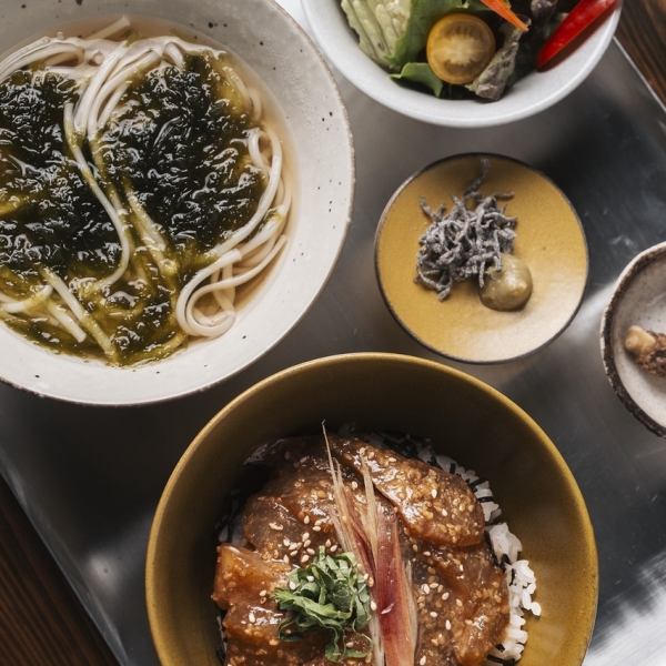 出汁まで旨い!名物りゅうきゅう丼とあごだし麺