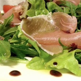 90分鐘無限暢飲套餐，含火腿沙拉和生魚片拼盤，共7道菜，4,500日圓